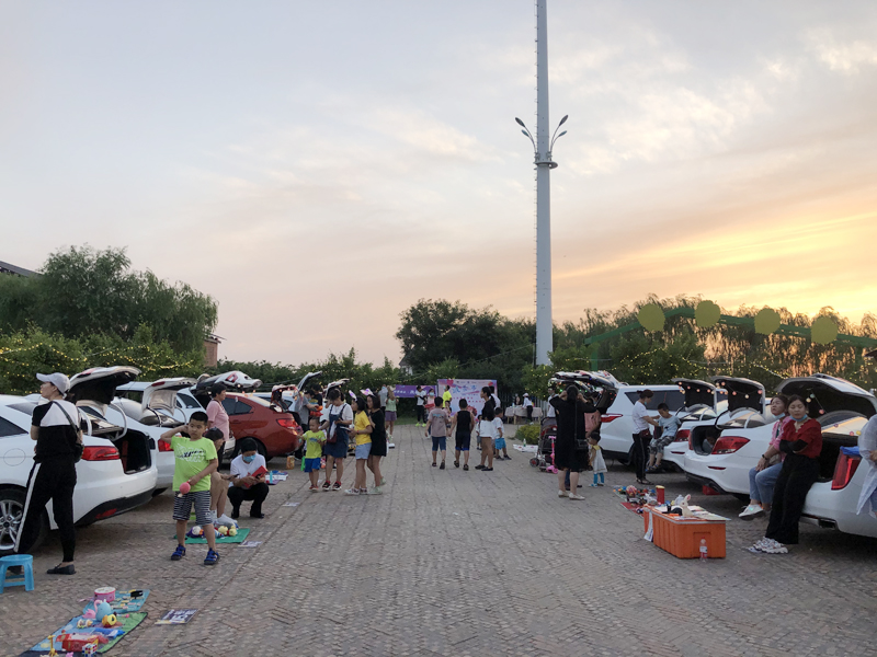 夏令營挑戰地攤經濟，覽眾房車不一樣的活動